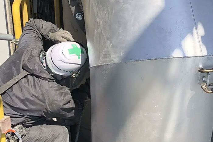 配管・製缶などの現場作業スタッフ